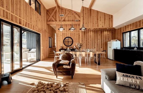 Ravissante villa bois, Golf de Biscarrosse, 5 chambres, piscine chauffée, sur terrain de 1112 m2