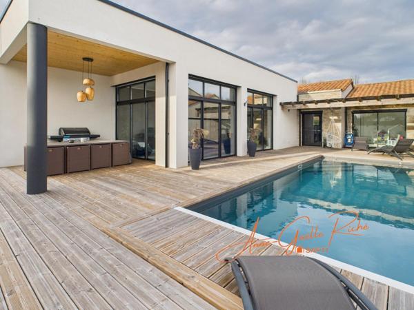 Maison contemporaine de plain-pied, 210 m², activité professionnelle possible,piscine