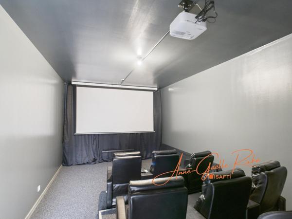 Maison contemporaine de plain-pied, 210 m², activité professionnelle possible,piscine