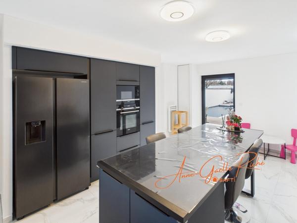 Maison contemporaine de plain-pied, 210 m², activité professionnelle possible,piscine