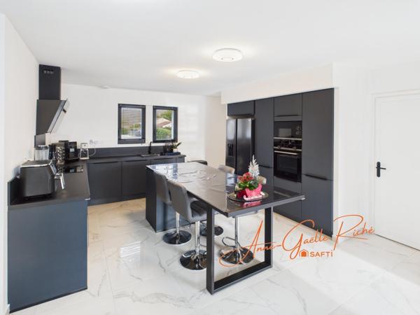 Maison contemporaine de plain-pied, 210 m², activité professionnelle possible,piscine