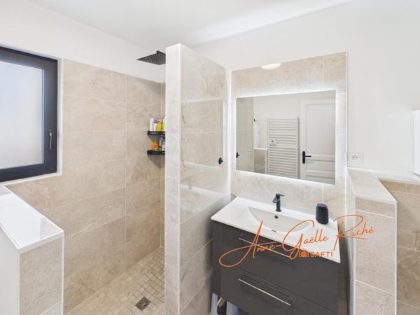 Maison contemporaine de plain-pied, 210 m², activité professionnelle possible,piscine