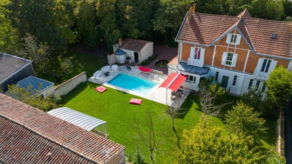 Maison de caractère sur son parc arboré à cinq minutes en vélo du marché de La Rochelle