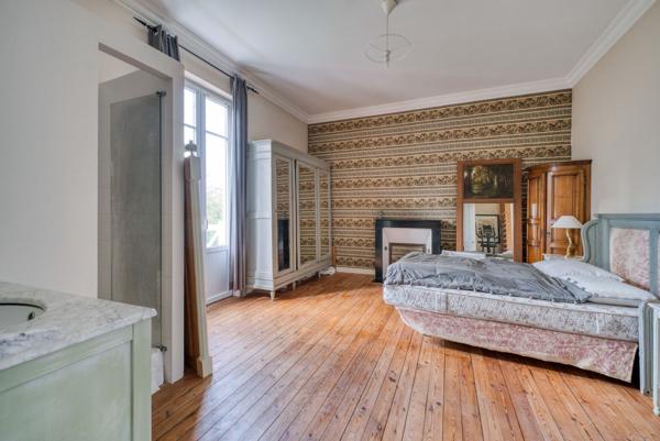 Maison de caractère sur son parc arboré à cinq minutes en vélo du marché de La Rochelle