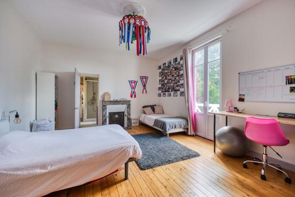 Maison de caractère sur son parc arboré à cinq minutes en vélo du marché de La Rochelle