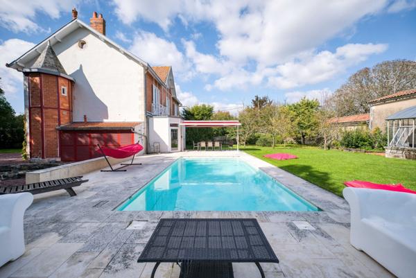 Maison de caractère sur son parc arboré à cinq minutes en vélo du marché de La Rochelle