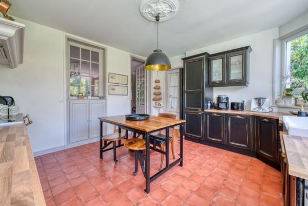 Maison de caractère sur son parc arboré à cinq minutes en vélo du marché de La Rochelle