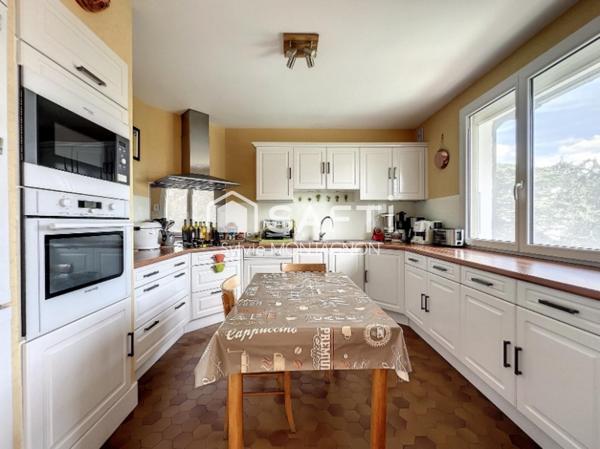 Proche Hôpital, commodités, autoroute, DPE "C", terrain arboré. T2 indépendant et terrain détachable CU. Vue