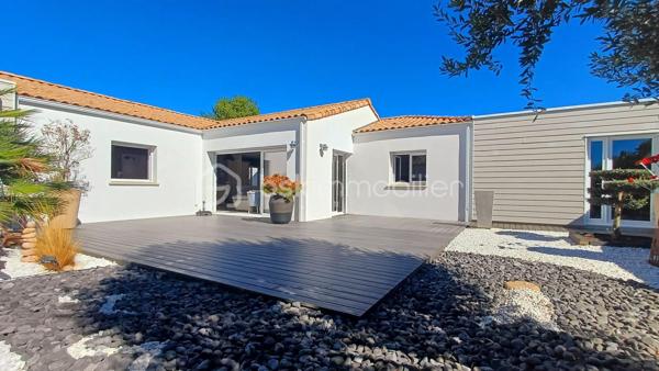 A 10 Minutes à pied du bourg de la Pironnière, Quartier Villeneuve, Venez découvrir cette superbe maison d'architecte, parfaitement entretenue dans un environnement paisible et familial , hors lotissement. Bâtie en 2012, elle allie modernité et confort, idéale pour une vie sereine à proximité des plages et des commodités urbaines.

Cette maison fonctionnelle de type T5 s'étend sur 130 m² habitables. Elle dispose d'une belle entrée avec des rangements, un séjour lumineux avec une salle à manger et une cuisine ouverte sur la pièce à vivre entièrement équipée et aménagée. Deux patios complètent l'ensemble. La maison propose quatre chambres, un dressing et une salle d'eau. Les finitions sont soignées, assurant une qualité haut de gamme.

Le bien dispose d'une belle terrasse et d'une pièce de 20m2 isolée offrant la possibilité de créer un atelier ou un studio. Un garage. 3 Places de parking. Pas de travaux à prévoir!
