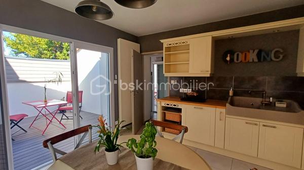 A 10 Minutes à pied du bourg de la Pironnière, Quartier Villeneuve, Venez découvrir cette superbe maison d'architecte, parfaitement entretenue dans un environnement paisible et familial , hors lotissement. Bâtie en 2012, elle allie modernité et confort, idéale pour une vie sereine à proximité des plages et des commodités urbaines.

Cette maison fonctionnelle de type T5 s'étend sur 130 m² habitables. Elle dispose d'une belle entrée avec des rangements, un séjour lumineux avec une salle à manger et une cuisine ouverte sur la pièce à vivre entièrement équipée et aménagée. Deux patios complètent l'ensemble. La maison propose quatre chambres, un dressing et une salle d'eau. Les finitions sont soignées, assurant une qualité haut de gamme.

Le bien dispose d'une belle terrasse et d'une pièce de 20m2 isolée offrant la possibilité de créer un atelier ou un studio. Un garage. 3 Places de parking. Pas de travaux à prévoir!