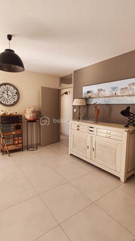 A 10 Minutes à pied du bourg de la Pironnière, Quartier Villeneuve, Venez découvrir cette superbe maison d'architecte, parfaitement entretenue dans un environnement paisible et familial , hors lotissement. Bâtie en 2012, elle allie modernité et confort, idéale pour une vie sereine à proximité des plages et des commodités urbaines.

Cette maison fonctionnelle de type T5 s'étend sur 130 m² habitables. Elle dispose d'une belle entrée avec des rangements, un séjour lumineux avec une salle à manger et une cuisine ouverte sur la pièce à vivre entièrement équipée et aménagée. Deux patios complètent l'ensemble. La maison propose quatre chambres, un dressing et une salle d'eau. Les finitions sont soignées, assurant une qualité haut de gamme.

Le bien dispose d'une belle terrasse et d'une pièce de 20m2 isolée offrant la possibilité de créer un atelier ou un studio. Un garage. 3 Places de parking. Pas de travaux à prévoir!