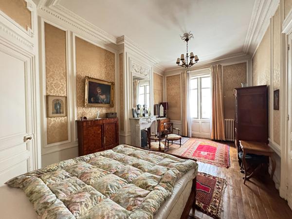 A VENDRE MAISON BOURGEOISE SITUEE EN PLAIN COEUR DU CENTRE VILLE DE PERIGUEUX