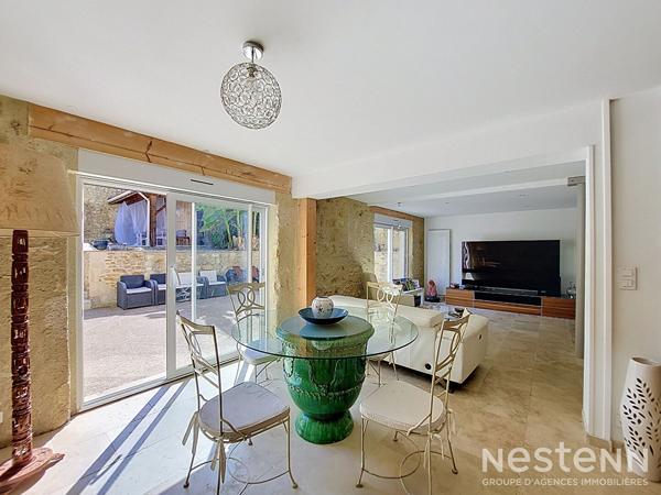 A Vendre Maison de ville en pierre rénovée avec cour intérieure et piscine au centre-ville de Condom