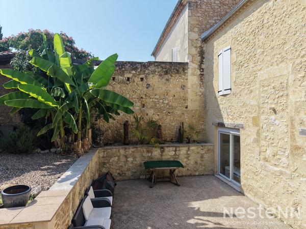 A Vendre Maison de ville en pierre rénovée avec cour intérieure et piscine au centre-ville de Condom