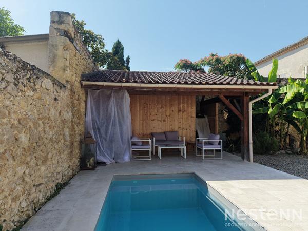 A Vendre Maison de ville en pierre rénovée avec cour intérieure et piscine au centre-ville de Condom