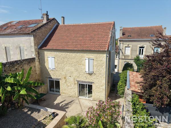 A Vendre Maison de ville en pierre rénovée avec cour intérieure et piscine au centre-ville de Condom