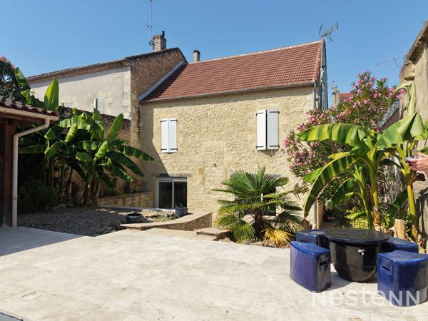 A Vendre Maison de ville en pierre rénovée avec cour intérieure et piscine au centre-ville de Condom