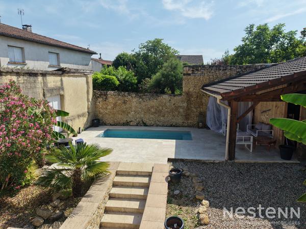 A Vendre Maison de ville en pierre rénovée avec cour intérieure et piscine au centre-ville de Condom