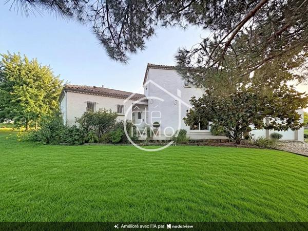 Pineuilh : Maison contemporaine avec piscine, double garage et terrain de 5 900 m²