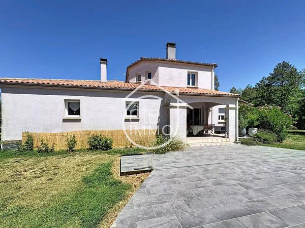 Pineuilh : Maison contemporaine avec piscine, double garage et terrain de 5 900 m²