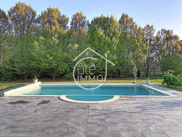 Pineuilh : Maison contemporaine avec piscine, double garage et terrain de 5 900 m²