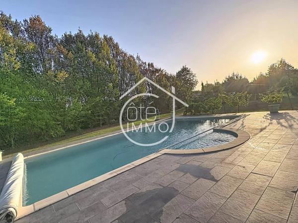 Pineuilh : Maison contemporaine avec piscine, double garage et terrain de 5 900 m²