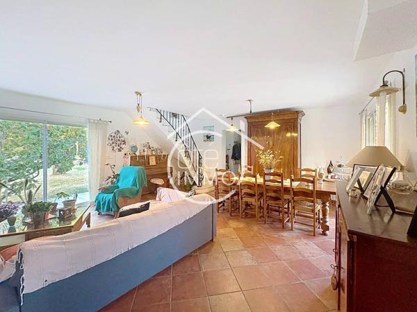 Pineuilh : Maison contemporaine avec piscine, double garage et terrain de 5 900 m²