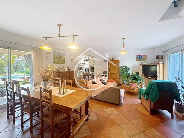 Pineuilh : Maison contemporaine avec piscine, double garage et terrain de 5 900 m²