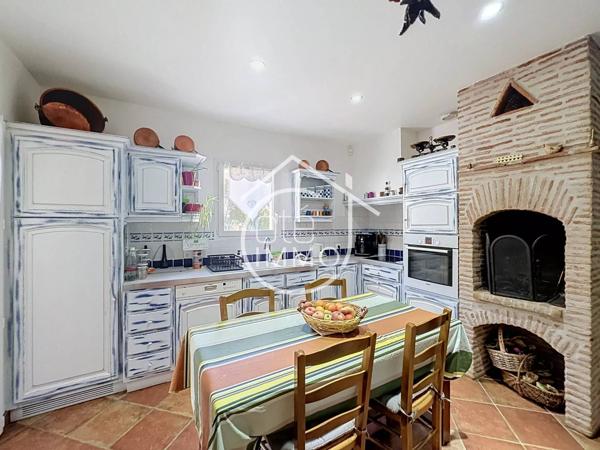 Pineuilh : Maison contemporaine avec piscine, double garage et terrain de 5 900 m²