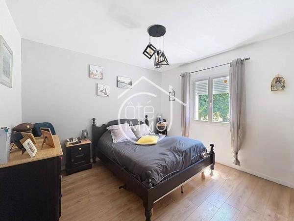 Pineuilh : Maison contemporaine avec piscine, double garage et terrain de 5 900 m²