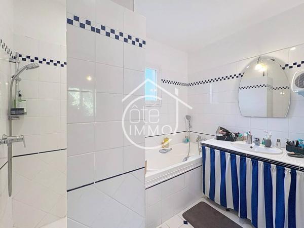 Pineuilh : Maison contemporaine avec piscine, double garage et terrain de 5 900 m²