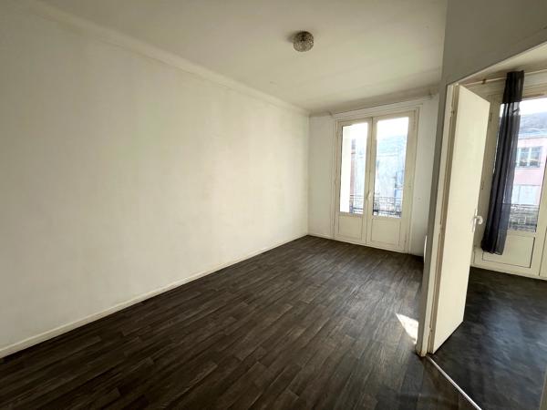 A VILLENEUVE SUR LOT, appartement T2 d'environ 29 m² à deux pas de l'IFSI. L'appartement comprend : une pièce de vie avec coin cuisine, une salle d'eau avec WC et une chambre. Chauffage électrique. Menuiseries ALU double vitrage. Disponible Classe én , Villeneuve sur lot