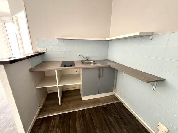 A VILLENEUVE SUR LOT, appartement T2 d'environ 29 m² à deux pas de l'IFSI. L'appartement comprend : une pièce de vie avec coin cuisine, une salle d'eau avec WC et une chambre. Chauffage électrique. Menuiseries ALU double vitrage. Disponible Classe én , Villeneuve sur lot