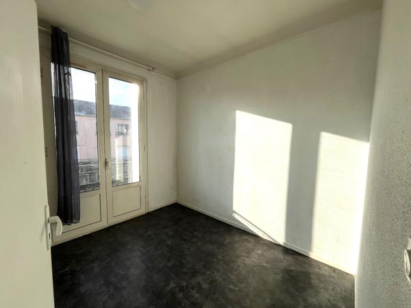 A VILLENEUVE SUR LOT, appartement T2 d'environ 29 m² à deux pas de l'IFSI. L'appartement comprend : une pièce de vie avec coin cuisine, une salle d'eau avec WC et une chambre. Chauffage électrique. Menuiseries ALU double vitrage. Disponible Classe én , Villeneuve sur lot