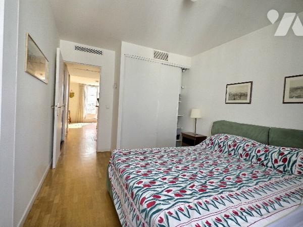 Appartement deux pièces avec terrasse - Champs Elysées