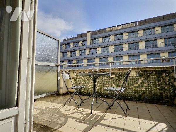 Appartement deux pièces avec terrasse - Champs Elysées