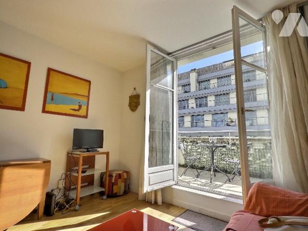 Appartement deux pièces avec terrasse - Champs Elysées