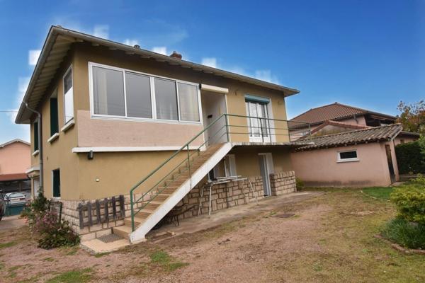 Idéalement située à Charnay les Mâcon, à proximité des services et commerces, cette maison  individuelle sur un terrain clos vous séduira