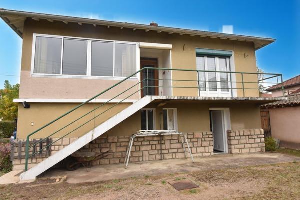Idéalement située à Charnay les Mâcon, à proximité des services et commerces, cette maison  individuelle sur un terrain clos vous séduira