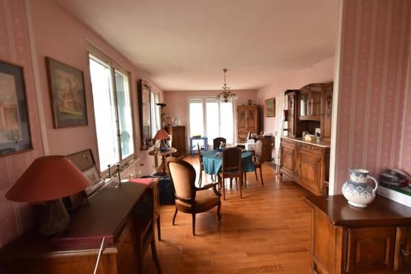 Idéalement située à Charnay les Mâcon, à proximité des services et commerces, cette maison  individuelle sur un terrain clos vous séduira