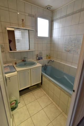 Idéalement située à Charnay les Mâcon, à proximité des services et commerces, cette maison  individuelle sur un terrain clos vous séduira