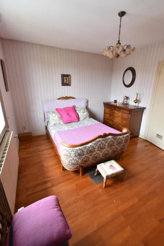 Idéalement située à Charnay les Mâcon, à proximité des services et commerces, cette maison  individuelle sur un terrain clos vous séduira