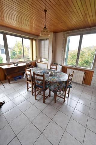 Idéalement située à Charnay les Mâcon, à proximité des services et commerces, cette maison  individuelle sur un terrain clos vous séduira