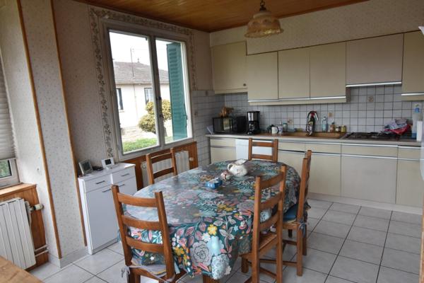 Idéalement située à Charnay les Mâcon, à proximité des services et commerces, cette maison  individuelle sur un terrain clos vous séduira