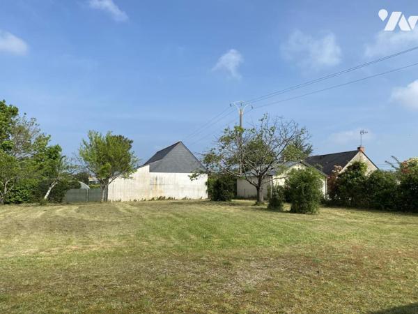 Commune de Montreuil sur Loir terrain constructible avec hangar