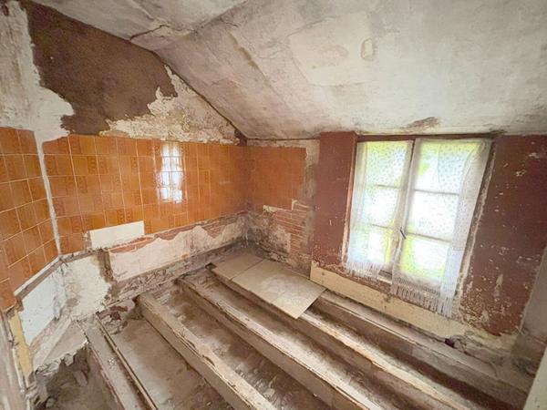 A vendre - SUD CHAUMONT EN VEXIN - maison à rénover 176 m² habitables - 800 m² de terrain