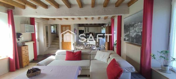 A une heure de Paris gare de Lyon et accès A6 à quelques encablures.