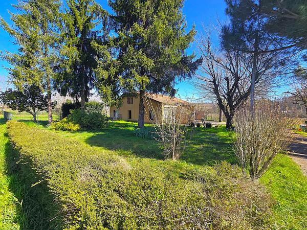 Fumel (47500) Plain pied en pierre crépie - 3 chambres avec grand jardin 3500m²