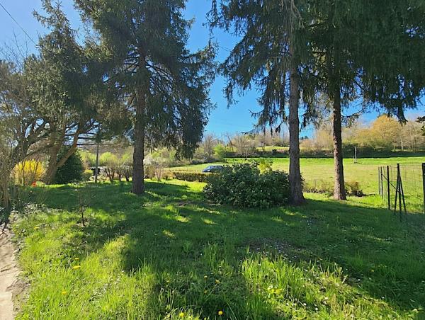 Fumel (47500) Plain pied en pierre crépie - 3 chambres avec grand jardin 3500m²