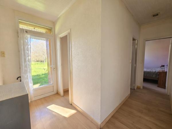 Fumel (47500) Plain pied en pierre crépie - 3 chambres avec grand jardin 3500m²